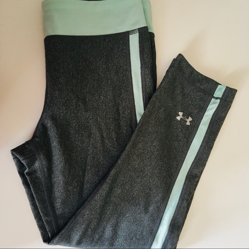 UNDER ARMOUR CROP LEGGINGS APPROX SIZE XS